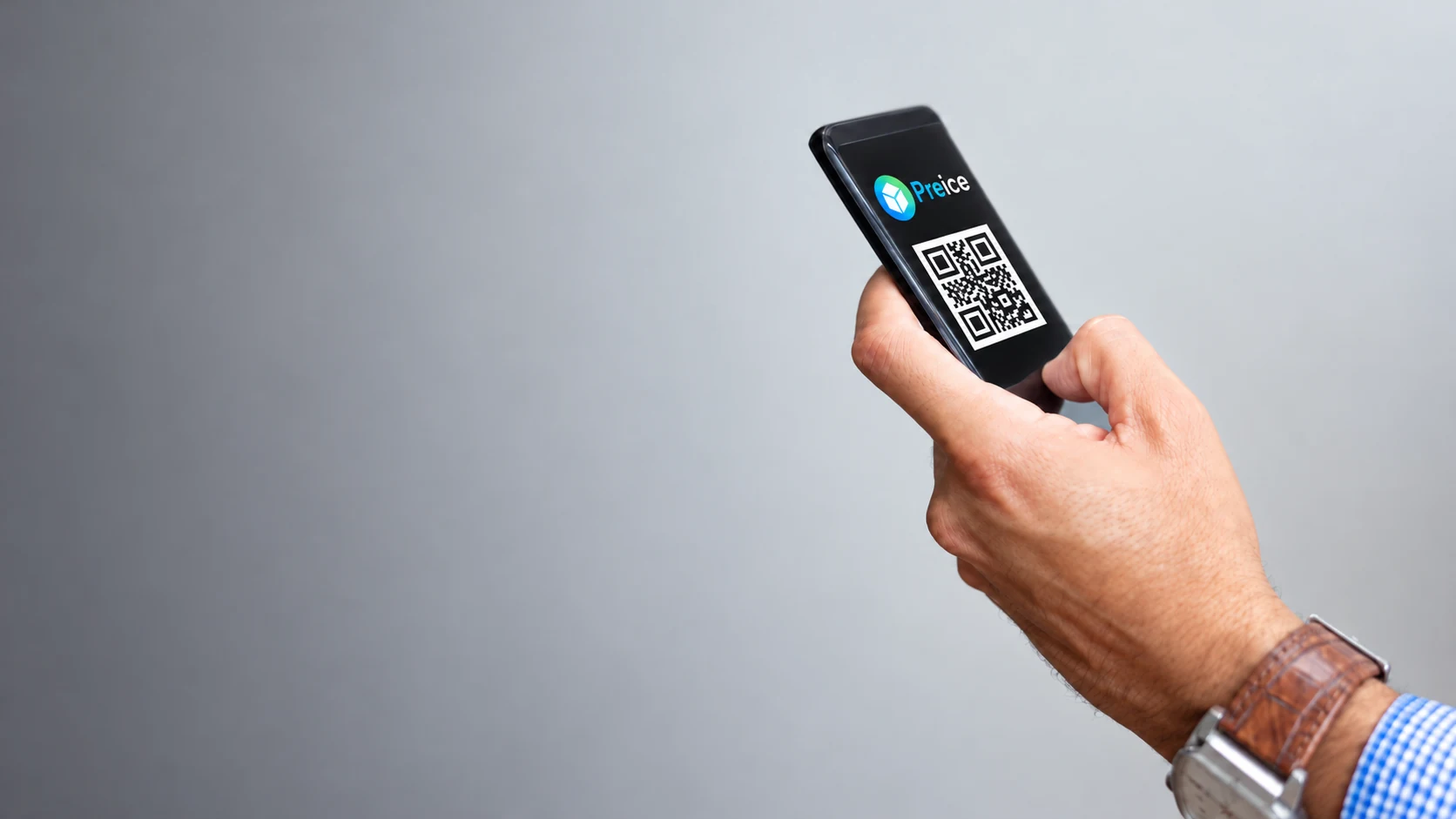 Una mano sostiene un teléfono con el logo de Preice y el código QR de la aplicación.